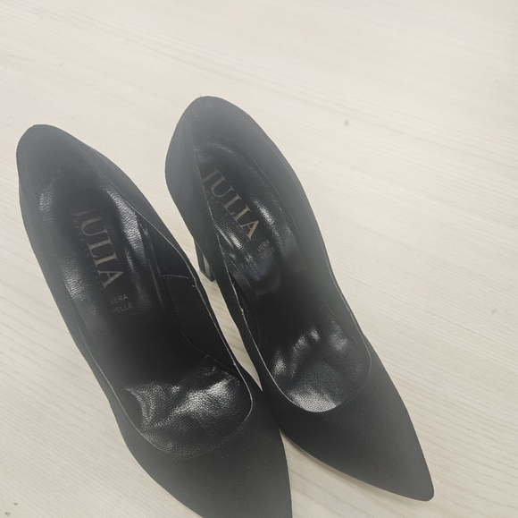 Black pumps - Picture 1 of 5